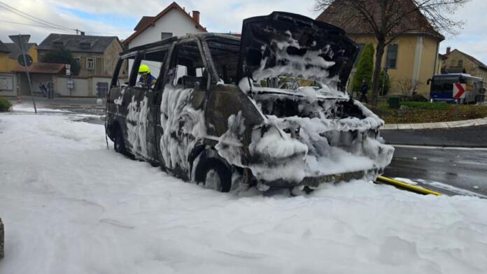 Fahrzeugbrand in Stadecken-Elsheim | Foto: BYC-News | Thorsten Lüttringhaus