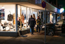 Unfall in Mainz-Gonsenheim: VW Tiguan kracht in Schaufenster