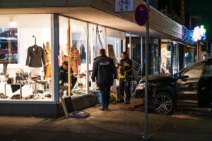 Unfall in mainz-gonsenheim: vw tiguan kracht in schaufenster