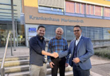 Palliativstützpunkt Rheinhessen-Nahe unter neuer Leitung Adel Karim Antar (Ärztlicher Leiter Palliativstützpunkt Rheinhessen-Nahe), Robert Gosenheimer (ehemaliger Stützpunktleiter und Leiter der onkologisch-palliativmedizinischen Abteilung) und Manuel Seidel (Geschäftsführer der Diakonie Kliniken Bad Kreuznach) Foto: Stiftung kreuznacher diakonie, Franziska Bamberger