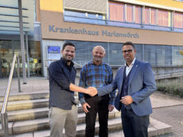 Adel Karim Antar (Ärztlicher Leiter Palliativstützpunkt Rheinhessen-Nahe), Robert Gosenheimer (ehemaliger Stützpunktleiter und Leiter der onkologisch-palliativmedizinischen Abteilung) und Manuel Seidel (Geschäftsführer der Diakonie Kliniken Bad Kreuznach) Foto: Stiftung kreuznacher diakonie, Franziska Bamberger