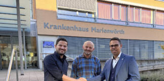 Adel Karim Antar (Ärztlicher Leiter Palliativstützpunkt Rheinhessen-Nahe), Robert Gosenheimer (ehemaliger Stützpunktleiter und Leiter der onkologisch-palliativmedizinischen Abteilung) und Manuel Seidel (Geschäftsführer der Diakonie Kliniken Bad Kreuznach) Foto: Stiftung kreuznacher diakonie, Franziska Bamberger