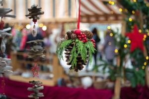 Weihnachtsmarkt in mainz-marienborn mit nikolausumzug