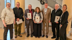 Präsident des landgerichts überreicht dankesurkunden in mainz
