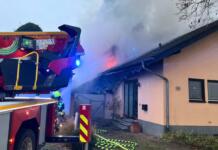 Von Garage zu Wohnhaus: Flammen schlagen auf Dachstuhl über