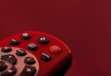 Das Phänomen Binge-Watching: Warum manche Serien „süchtig“ machen Fernbedienung, Fernsehen, TV, Serien