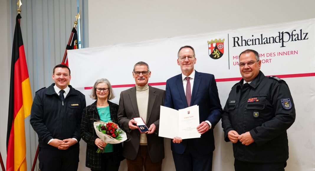 Innenminister Michael Ebling bei der Übergabe an Werner Hofmann (m.) mit Alexander Roßkopf (l.), Beatrix Hofmann (2. v. l.) und Holger Schmidt (r.). | Quelle: Innenministerium RLP