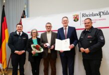 Goldenes Feuerwehr-Ehrenzeichen verliehen Innenminister Michael Ebling bei der Übergabe an Werner Hofmann (m.) mit Alexander Roßkopf (l.), Beatrix Hofmann (2. v. l.) und Holger Schmidt (r.). | Quelle: Innenministerium RLP