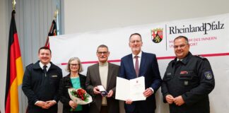 Innenminister Michael Ebling bei der Übergabe an Werner Hofmann (m.) mit Alexander Roßkopf (l.), Beatrix Hofmann (2. v. l.) und Holger Schmidt (r.). | Quelle: Innenministerium RLP