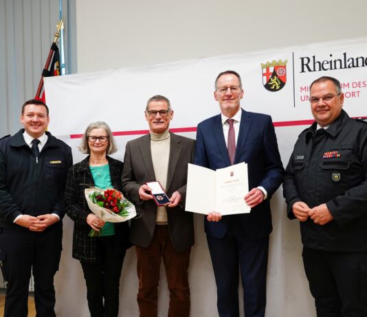 Innenminister Michael Ebling bei der Übergabe an Werner Hofmann (m.) mit Alexander Roßkopf (l.), Beatrix Hofmann (2. v. l.) und Holger Schmidt (r.). | Quelle: Innenministerium RLP