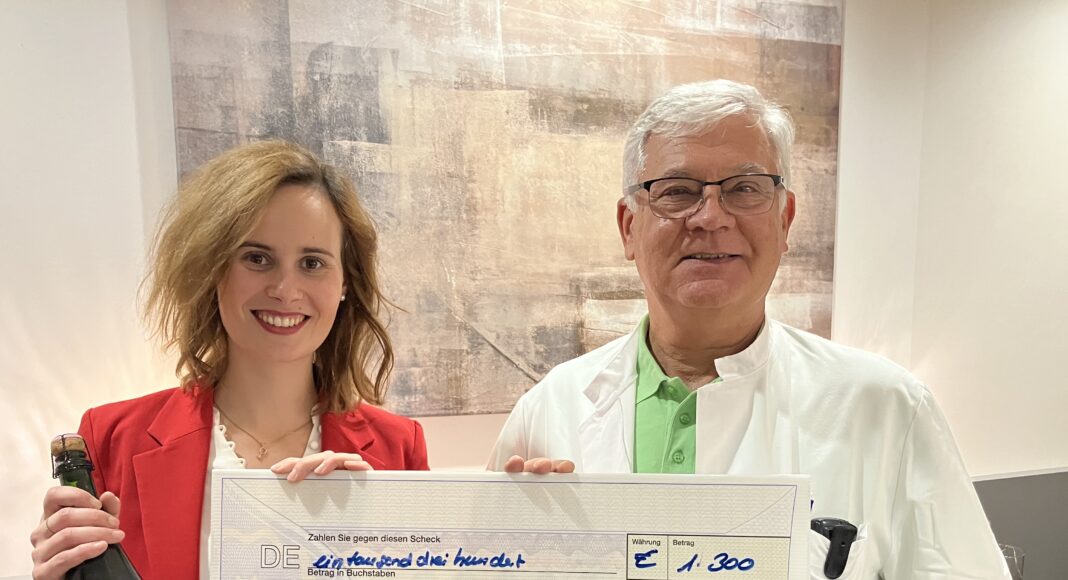 Winzerin Eva Müller überreichte Dr. Gabor Heim, Leiter des Brustkrebszentrums Nahe, eine Spende von 1.300 Euro, die unter anderem für die weitere Ausstattung des Patientinnenzimmers und für Informationsmaterial verwendet werden sollen. | Foto: Christine Jäckel
