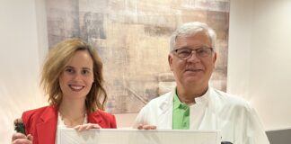 Winzerin Eva Müller überreichte Dr. Gabor Heim, Leiter des Brustkrebszentrums Nahe, eine Spende von 1.300 Euro, die unter anderem für die weitere Ausstattung des Patientinnenzimmers und für Informationsmaterial verwendet werden sollen. | Foto: Christine Jäckel