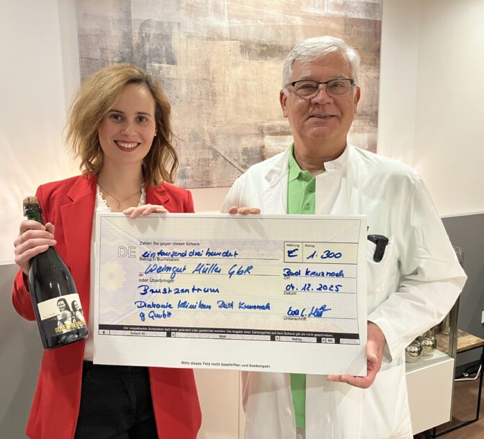 Winzerin Eva Müller überreichte Dr. Gabor Heim, Leiter des Brustkrebszentrums Nahe, eine Spende von 1.300 Euro, die unter anderem für die weitere Ausstattung des Patientinnenzimmers und für Informationsmaterial verwendet werden sollen. | Foto: Christine Jäckel