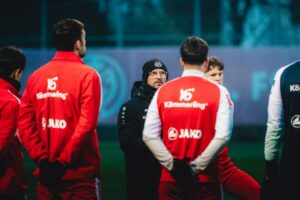 Verlorene schaufel verursacht auf der a61 stundenlange sperrung
