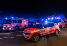 Neue Löschfahrzeuge für die Feuerwehr Frankfurt Neben dem neuen HLF wurden auch ein Einsatzleitwagen, ein Wechselladerfahrzeug sowie eine Drehleiter und ein Kommandowagen im modernisierten Design vorgestellt. © Marc Dickler