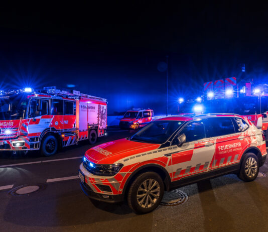 Neben dem neuen HLF wurden auch ein Einsatzleitwagen, ein Wechselladerfahrzeug sowie eine Drehleiter und ein Kommandowagen im modernisierten Design vorgestellt. © Marc Dickler