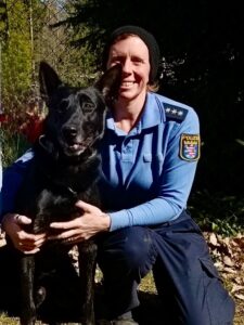 Sherlock mit seiner Hundeführerin | Quelle: Polizei Westhessen