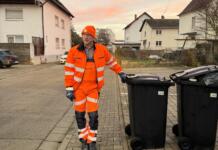 Landrat Thomas Barth packt bei der Abfallentsorgung mit an