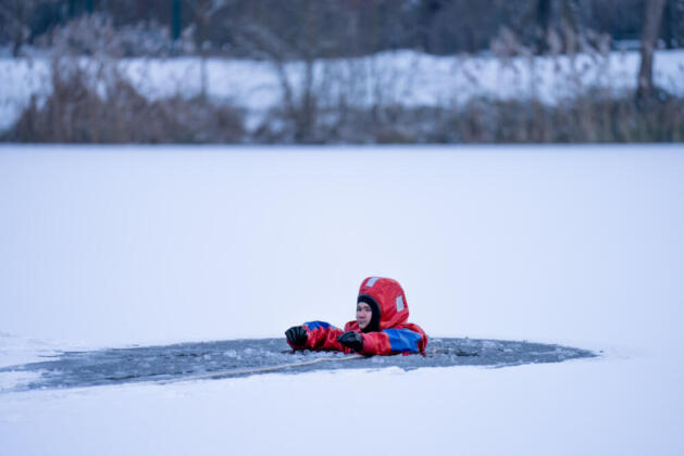 Eisrettung &Uuml;bung - Quelle: Feuerwehr R&uuml;sselsheim