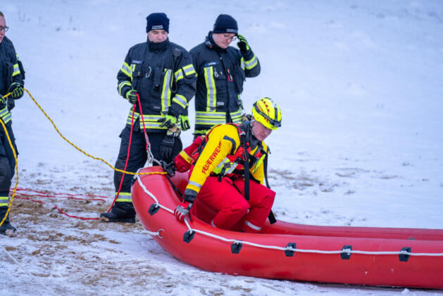 Eisrettung &Uuml;bung - Quelle: Feuerwehr R&uuml;sselsheim