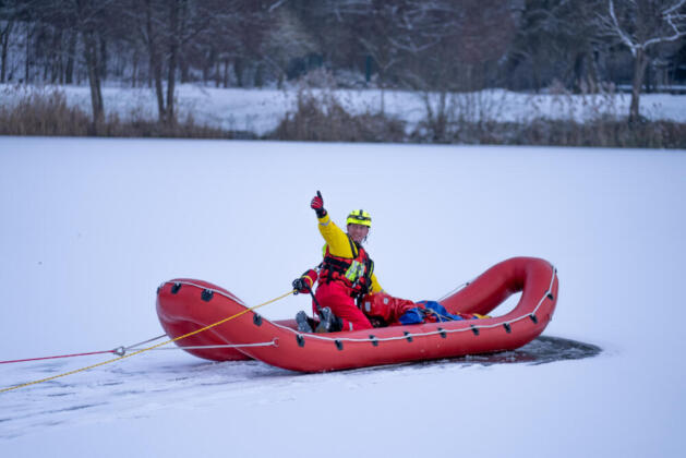 Eisrettung &Uuml;bung - Quelle: Feuerwehr R&uuml;sselsheim