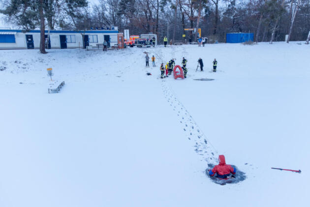 Eisrettung &Uuml;bung - Quelle: Feuerwehr R&uuml;sselsheim