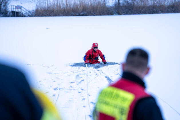 Eisrettung &Uuml;bung - Quelle: Feuerwehr R&uuml;sselsheim