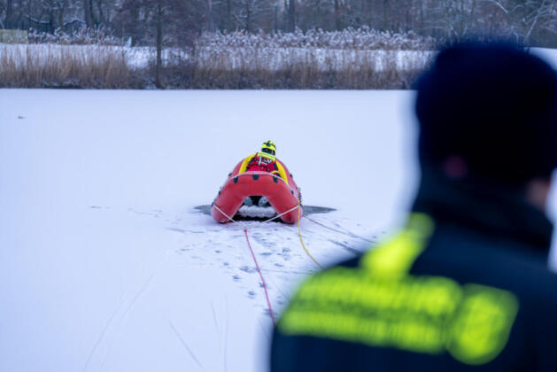 Eisrettung &Uuml;bung - Quelle: Feuerwehr R&uuml;sselsheim