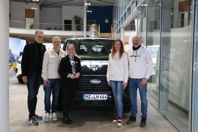 Schlüsselübergabe im Heinz Autocenter: Helmut Rittgen, Katharina Heinz und Tobias Bartenbach überreichen gemeinsam den neuen 9-Sitzer an Oliver Haara und Bettina Neukamp vom Jugendhilfezentrum Lionhof e.V. (Foto: Bartenbach)