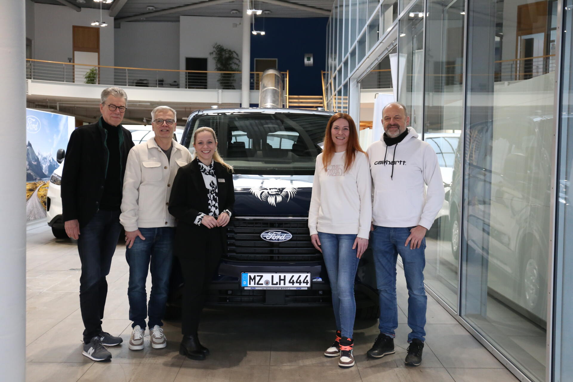 Capture One Catalog0605 Schlüsselübergabe im Heinz Autocenter: Helmut Rittgen, Katharina Heinz und Tobias Bartenbach überreichen gemeinsam den neuen 9-Sitzer an Oliver Haara und Bettina Neukamp vom Jugendhilfezentrum Lionhof e.V. (Foto: Bartenbach)