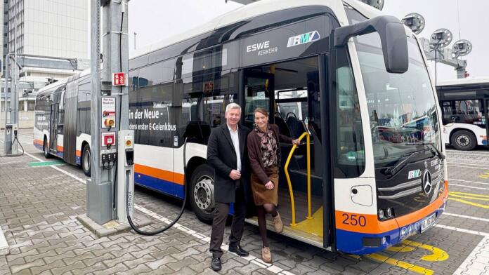 Verkehrsdezernent Andreas Kowol und Marion Hebding, Geschäftsführerin ESWE Verkehr