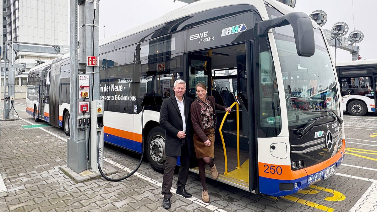 Verkehrsdezernent Andreas Kowol und Marion Hebding, Geschäftsführerin ESWE Verkehr
