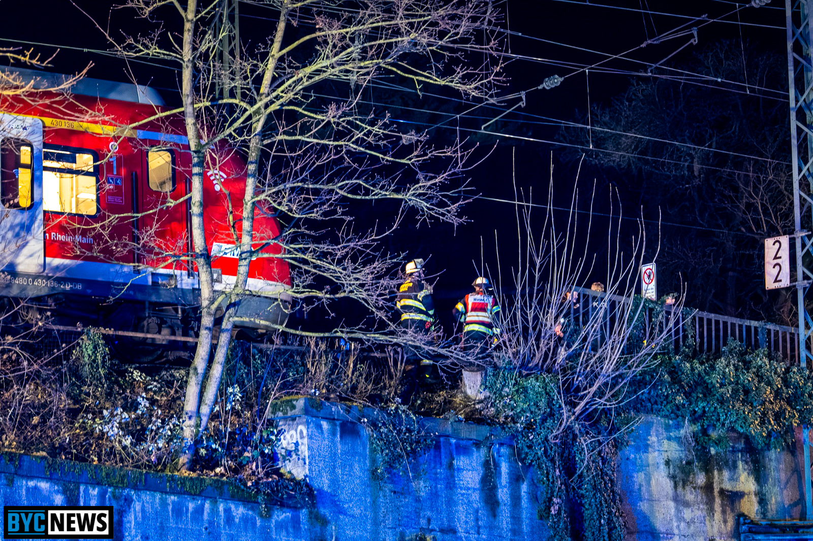 Feuerwehr Mainz rettet jungen Mann nach Kollision mit Zug