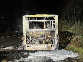Reisebus geht auf der A52 in Flammen auf