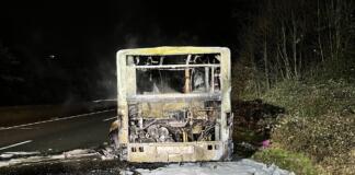 Reisebus geht auf der A52 in Flammen auf