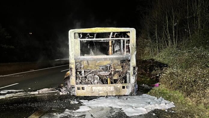 Reisebus geht auf der A52 in Flammen auf