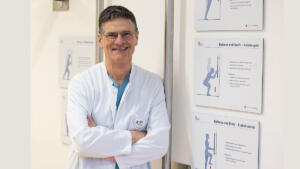 Pd dr. Rer. Physiol. Et med. Habil. Ulrich betz vor einem bewegungsparcours der universitätsmedizin mainz | foto: um/peter pulkowski