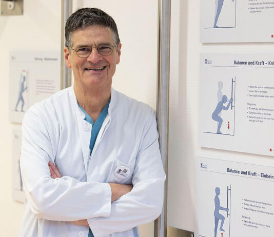 PD Dr. rer. physiol. et med. habil. Ulrich Betz vor einem Bewegungsparcours der Universitätsmedizin Mainz | Foto: UM/Peter Pulkowski