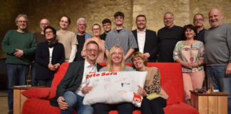 Nina Klinkel Rote Couch Stadecken-Elsheim