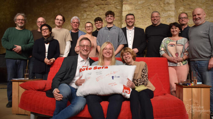 Nina Klinkel Rote Couch Stadecken-Elsheim