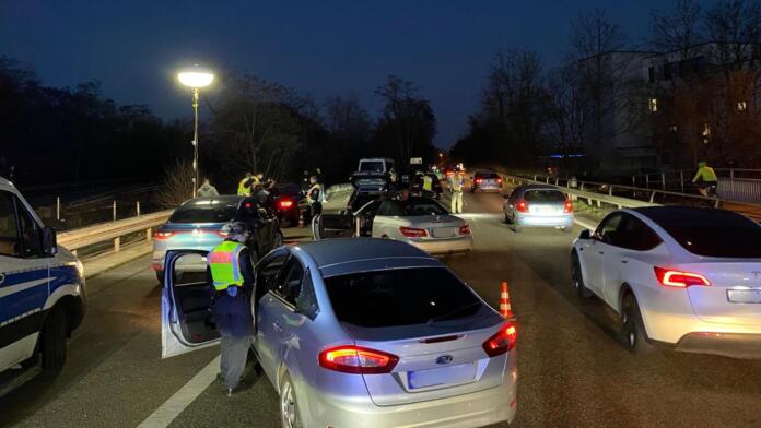 Einsatzkräfte der Polizei Mainz kontrollierten im Rahmen mehrerer Kontrollstellen