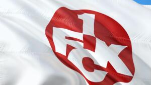 Propellerflugzeug muss auf der autobahn notlanden und kracht gegen lkw 1