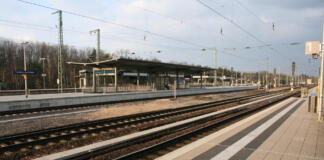 Arbeitsunfall am Frankfurter Stadion: Stromschlag und Bahnsperrung