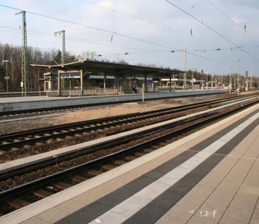 Arbeitsunfall am Frankfurter Stadion: Stromschlag und Bahnsperrung