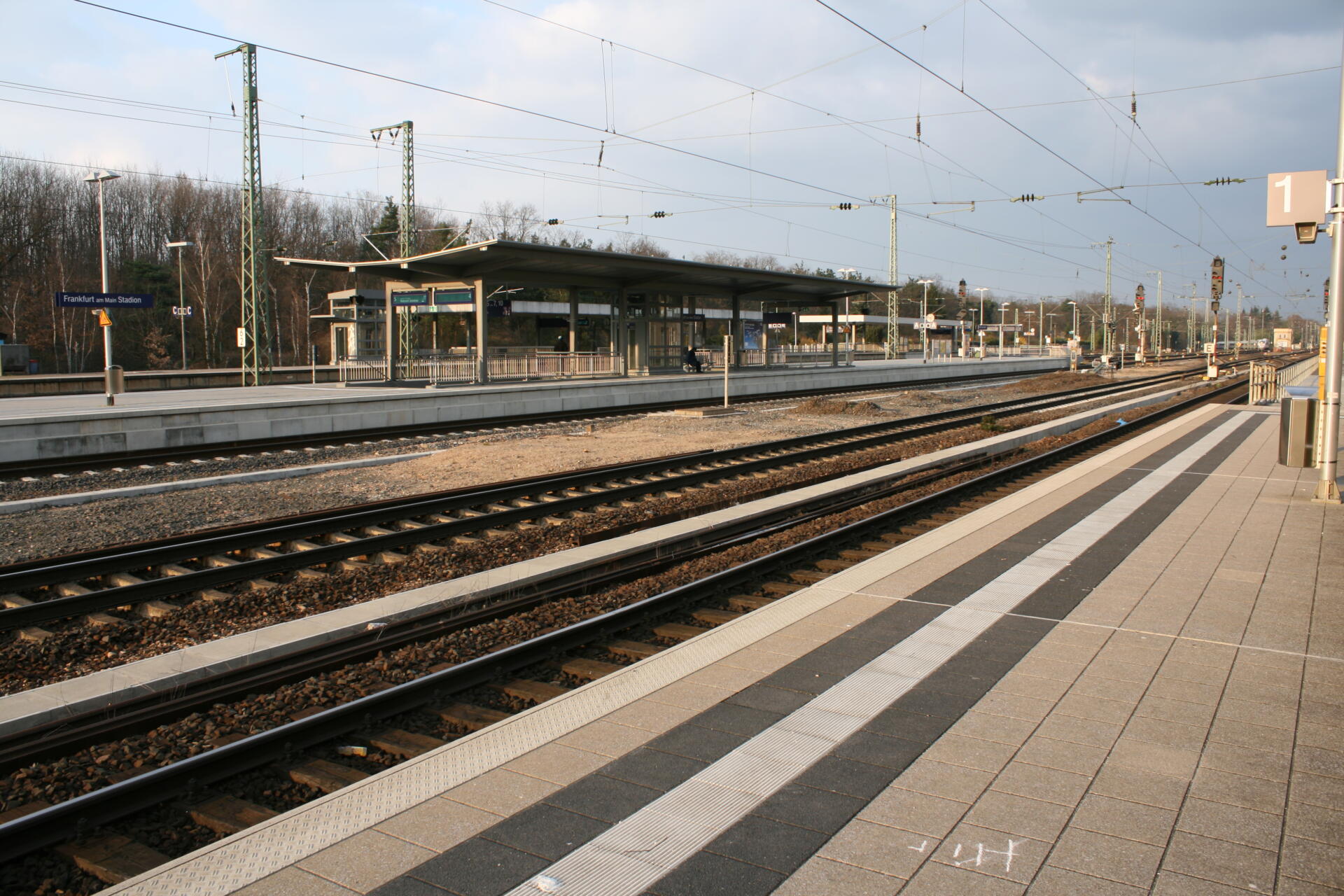 Arbeitsunfall am Frankfurter Stadion: Stromschlag und Bahnsperrung