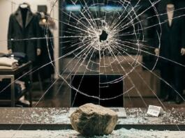 Schaufenster eingeworfen Hochwertige Beute bei Einbruch in Alzey