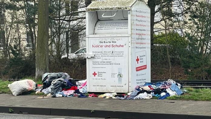 Müll an Altkleidercontainern in Mainzer Stadtteilen