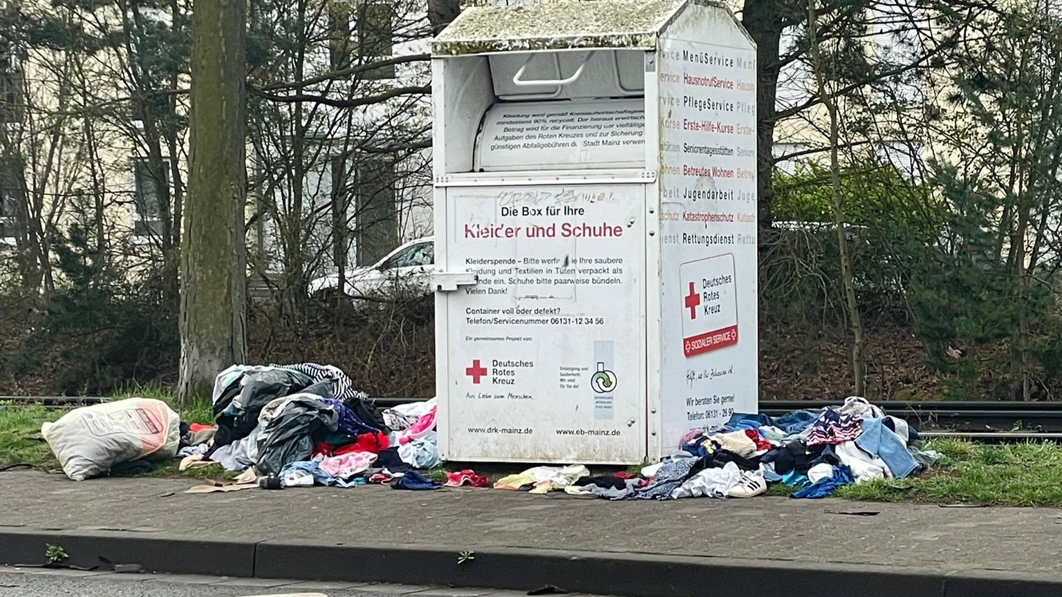 Müll an Altkleidercontainern in Mainzer Stadtteilen Müll an Altkleidercontainern in Mainzer Stadtteilen