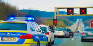 das rote „X“ über der Autobahnspur