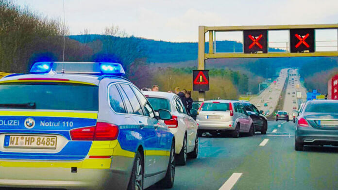 das rote „X“ über der Autobahnspur